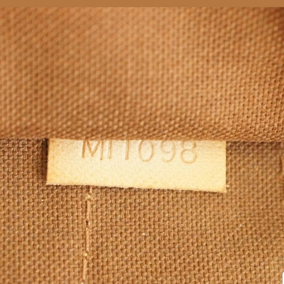 LOUIS VUITTON Montorgueil GM - Picture 6 of 8